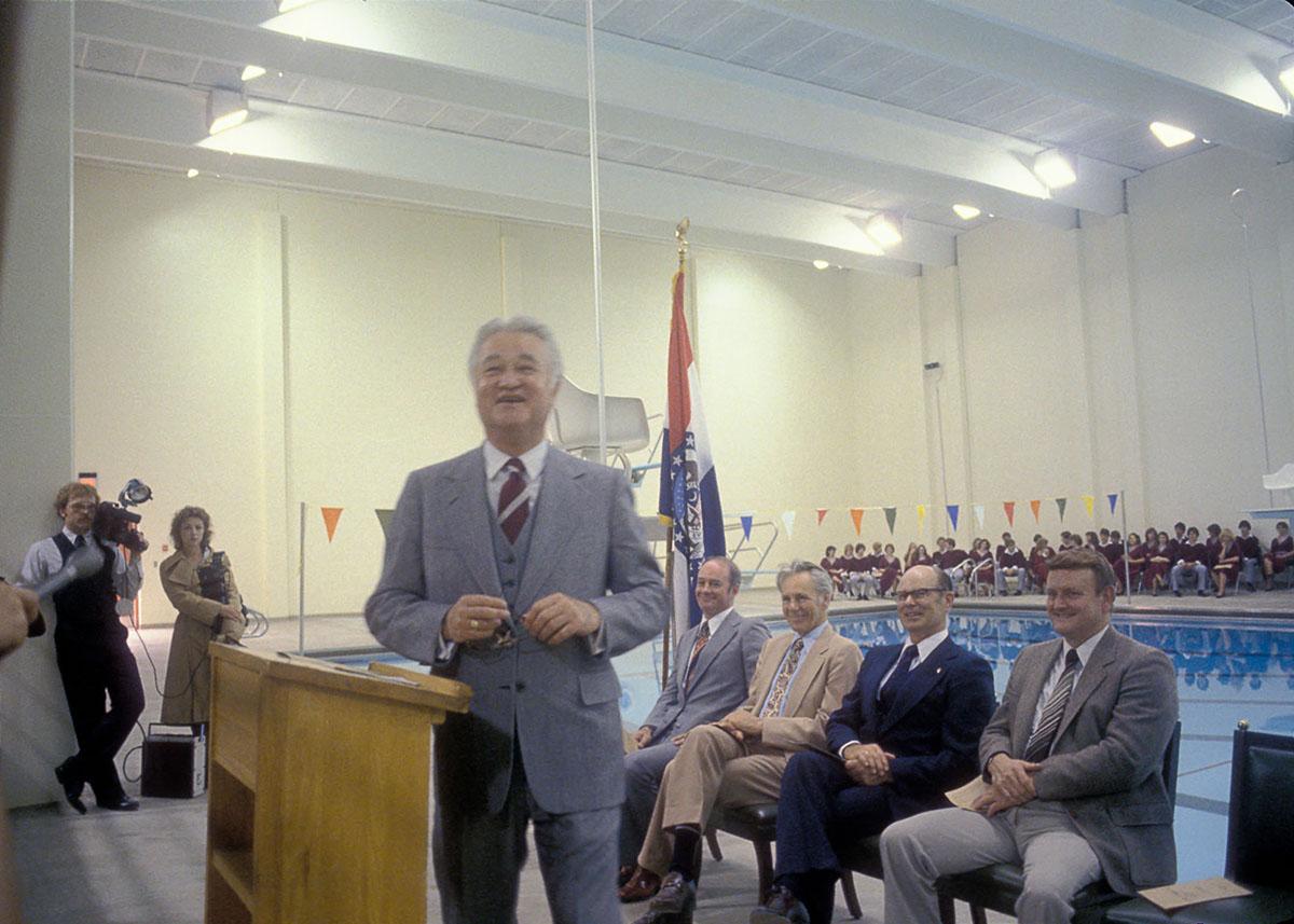 前大学校长罗伯特福斯特在罗伯特P. 福斯特水上运动中心，1981年以他的名字命名. 该设施于2015年重新装修，重新开放为罗伯特和弗吉尼亚福斯特健身中心.