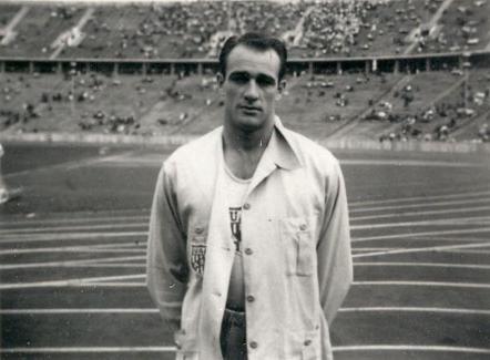 Student 赫歇尔 尼尔。 competed in the Olympic Trials for the Summer Olympics in 1936.  赫歇尔 is pictured in the Olympic Stadium in 德国, prior to World War II.  