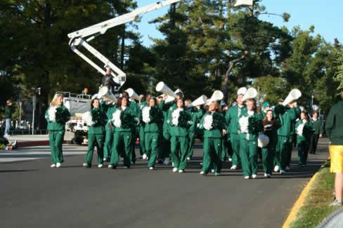 The Northwest Cheerleaders show their spirit and encourage the crowd to show their 熊猫 pride during the 2007 Northwest Homecoming Parade.