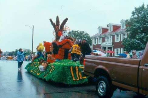 The Peanuts Gang with Snoopy sitting on top of his dog house was just one of the many cartoon-inspired floats that rolled down College Avenue during the 1987 Northwest Homecoming Parade.