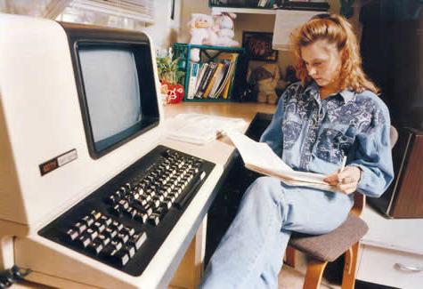 从1987年开始, every residence hall room was equipped with a terminal networked to a common server that provided access to an online library catalog, 文字处理和电子邮件.